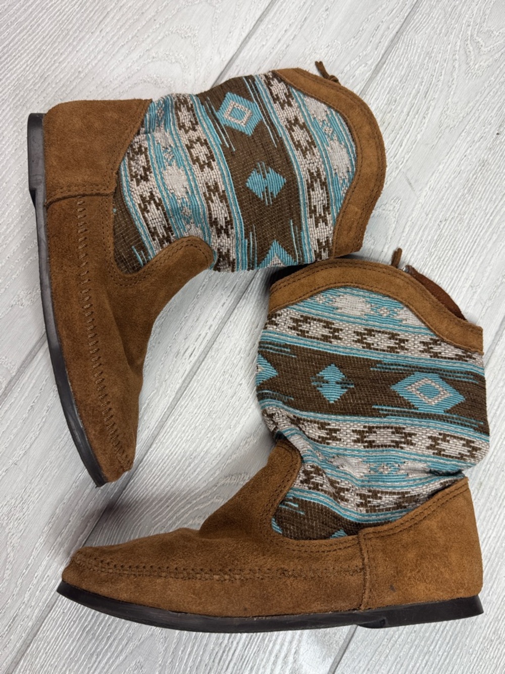 New Minnetonka Baja Boot in a brown suede and turquoise pattern 1578 Size 8 - Picture 3 of 7